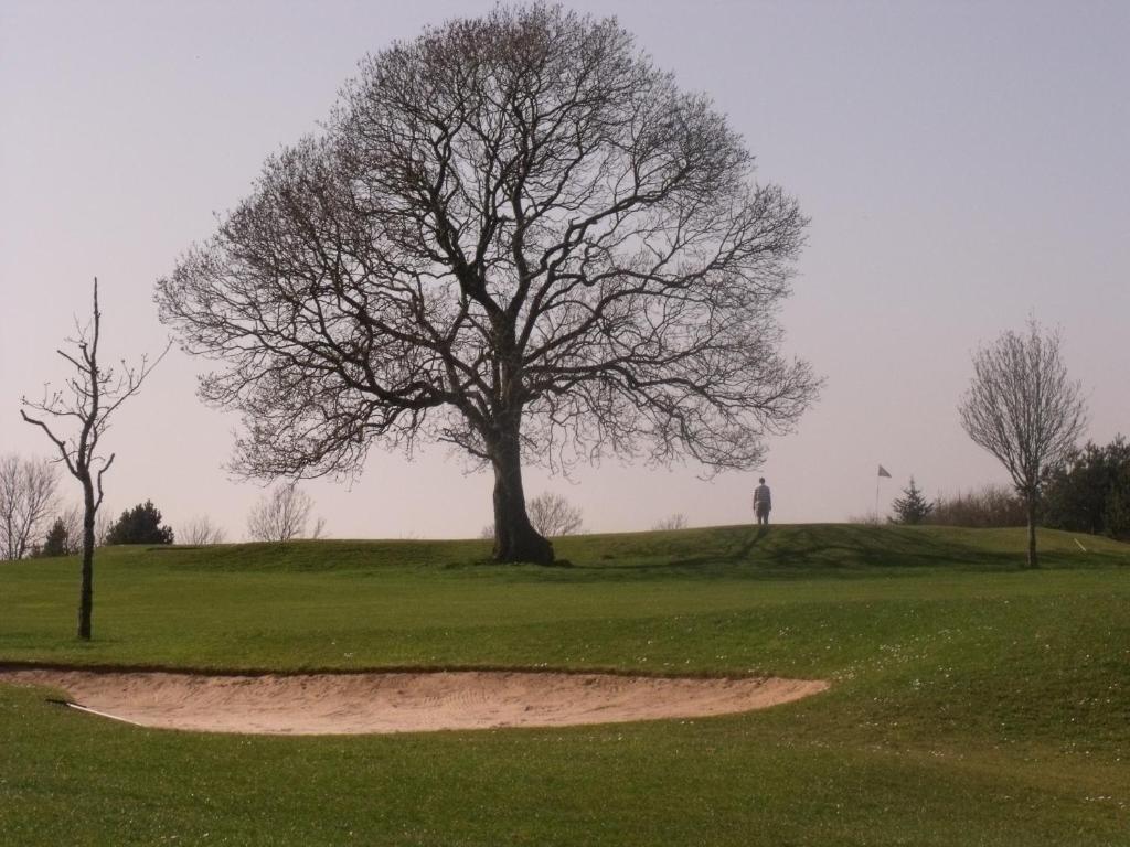St Mary'S Hotel Golf & Country Club Pencoed Bagian luar foto