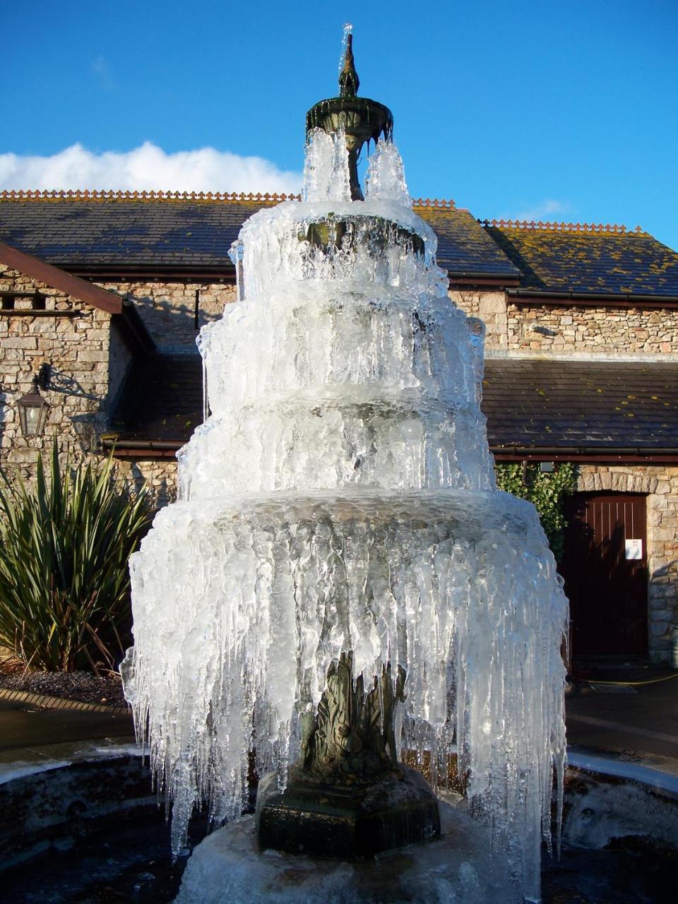 St Mary'S Hotel Golf & Country Club Pencoed Bagian luar foto