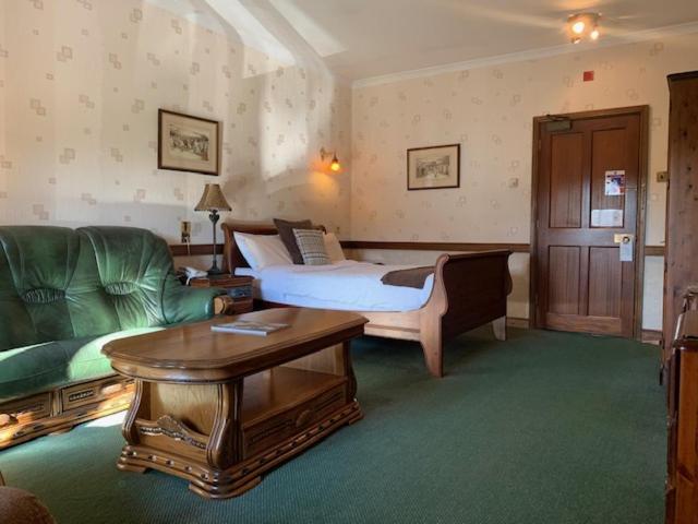 St Mary'S Hotel Golf & Country Club Pencoed Bagian luar foto